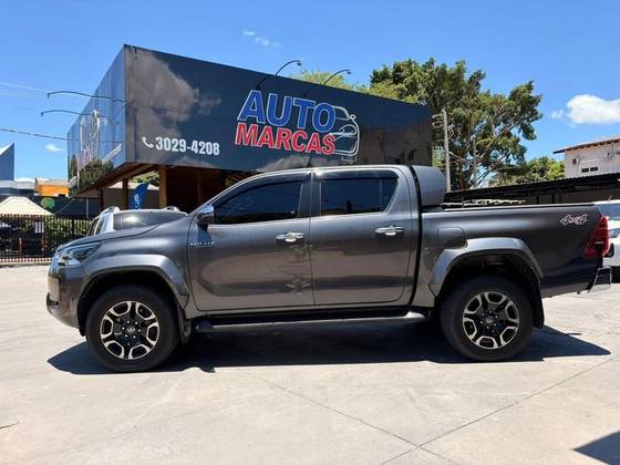 TOYOTA HILUX 2.8 D-4D TURBO DIESEL CD SRX PLUS 4X4 AUTOMÁTICO